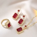Elegante conjunto de joyas doradas con piedras rojas rectangulares sobre seda beige - Collar+Pendientes+Anillo / Juego de 3 piezas rojo (Dorado)