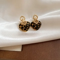 Détail des boucles d'oreilles cœur à motif léopard sur un tissu en soie élégant - 62# Tige en Argent-Or-Café