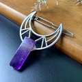 Dettaglio del fermaglio per capelli a luna d'argento con pendente in cristallo viola - Fermaglio per Capelli Svuotato in Ametista