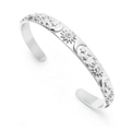 Makro-Detail von silbernem Armreif mit Sonnen- und Mondprägung und Zirkonsteinen - Bangle / Silber