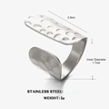 Minimalistischer, silberner, gehämmerter Edelstahlring mit geometrischer Textur - Stahlfarbe