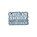 Blaue Emaille-Anstecknadel mit LIFE IS SHORT Schriftzug im verspielten Design - Das Leben Ist Kurz Zitat (QHXZ856)