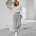 Set minimalista con top corto bianco a maniche lunghe e pantaloni sportivi grigi - S / Grigio