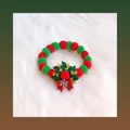 Weihnachtshalsband für Haustiere mit rot-grünen Plüschpompons und silberner Schneeflocke - Blumengirlande / S (30cm)