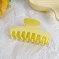 Pince à cheveux jaune vif et brillante pour femme sur fond esthétique texturé - Os de Dragon Jaune Vif / 9.5cm