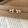 Elegante goldene Schaukelpferd-Ohrstecker auf braunem Samt-Schmuckständer präsentiert - Goldene Schaukelpferd-Ohrstecker (925 Sterling Silber Stift)