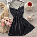 Eleganter schwarzer Satin-Spitzen-Nachthemd auf Holzboden mit romantischen Accessoires - S / Schwarz