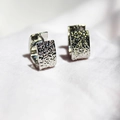 Geometrische Silberohrringe mit gehämmerter Metallstruktur und rundem Verschluss - Weißgold