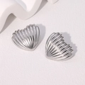 Orecchini a lobo a cuore argento minimalisti con texture a strisce verticali - Color Acciaio