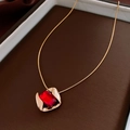 Dettaglio della collana vintage dorata con pendente di rubino a forma di rombo - Collana-Rosso