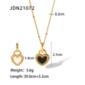 Detail der Herzanhänger-Halskette mit Maßen 1,4 cm x 2,1 cm und Gewicht von 5,6 g - Schwarz & Weiß Herz Halskette (JDN21072) / Gold