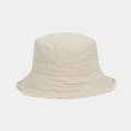 Gros plan d'un chapeau bob en toile beige avec bords effilochés et coutures détaillées - Taille unique / Beige