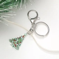 Dettaglio del portachiavi a forma di albero di Natale con strass verdi e perle - Albero di Natale (Argento) (D2854)