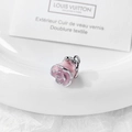 Détail d'un pendentif rose émaillé avec bordure dorée pour création de bijoux - Rose Rose / #2 Prix Unique