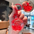 Droombeer sleutelhanger met transparante harsroos en rode metalen ring-versiering - Roos / Rood