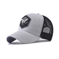 Gorra trucker clásica en gris y negro con emblema de águila y malla transpirable - M (56-58cm) / Águila Gris