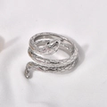Dettaglio macro di anello a serpente argento con trama a scaglie e fascia regolabile - US 7 / Argento