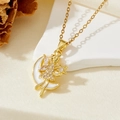 Élégant collier pendentif lune fée dorée avec zircons blancs sur fond texturé - Style Lune Fée Tenant une Étoile Doré (T011)