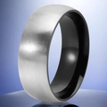 Dettaglio dell'anello bicolore con esterno in argento spazzolato e interno nero lucido - Misura 6 / Nero