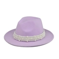 Vista de detalle del sombrero de lana lavanda con banda de cuatro capas de perlas - Violeta Claro