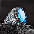 Anello vintage in argento con gemma blu ovale e incisioni su roccia lavica nera - US 5 / Blu