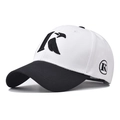 Gorra de béisbol de algodón bicolor blanco y negro con bordado de la letra K - Ajustable / Estilo de Letra K Negra y Blanca