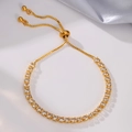 Dettaglio del bracciale tennis dorato regolabile con cristalli quadrati e chiusura a coulisse - Una fila di zirconi / Oro