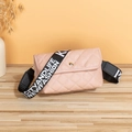 Petit sac à bandoulière matelassé rose avec sangle lettrée et boucle dorée chic - Motif losange / Rose