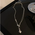 Collana multifilo argento con ciondolo a faccina e cuore su sfondo nero riflettente - Collana con Ciondolo a Cuore Sorridente a Più Strati Argento