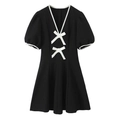 Elegante mini abito nero a maniche corte con scollo a V e fiocchi bianchi a contrasto - XS / Nero
