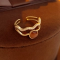Vue macro montrant les détails complexes d'une bague dorée avec pierre oeil-de-chat - Bague Ouverte Double Couche en Zirconium et Oeil de Chat Plaquée Or Véritable