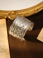 Detailansicht der Vintage-Silber-Armspange mit aufwendigen floralen Gravuren im Detail - Graviertes Muster Antiksilber