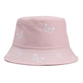 Dettaglio del ricamo a farfalla bianca su tessuto in cotone rosa di un cappello alla pescatora - Taglia unica / Rosa