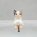 Vista macro di una simpatica statuetta di gatto calico per decorazione bordo scrivania - Stile Gatto 2