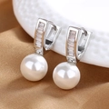Boucles d'oreilles géométriques en argent avec zircons et perles blanches pendantes - Blanc
