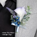 Calla-Lilien Ansteckblume in Lila-Verlauf mit blauem Band auf grauem Sakko-Revers - Weiß + Lila