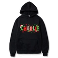 Felpa nera di Natale con stampa festiva della lettera Charlie e cappello di Babbo Natale - S / Nero