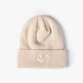 Beige gebreide muts met geborduurd lachgezicht en omslagrand voor de winter - Broken Wit