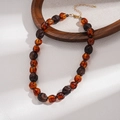 Dettaglio delle perline in resina ambra e marrone scuro con chiusura e catena dorata - Collana-Caffè