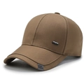 Dunkel khakifarbene Herren Baseballkappe mit Metallplakette und feiner Twill-Textur - Verstellbar / Khaki
