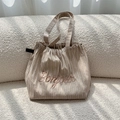 Vue détaillée de la broderie Bonjour et du tissu en lin rayé sur le sac cabas - Marron