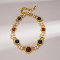 Dettaglio della collana vintage dorata con perle finte e gemme colorate in resina - Collana Girocollo (Oro)