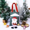 Detailansicht der Weihnachtstasche aus Jute mit 3D-Weihnachtsmann und Karo-Griffen - Weihnachtsmann-Stil Geschenktüte mit baumelnden Beinen