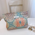 Detailaufnahme der Vintage-Kosmetikschale aus Jacquard-Stoff mit Goldblumenmuster - Palaststil Blumenmuster