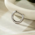 Pendiente huggie de titanio G23 plateado en una bandeja de cerámica blanca - 8mm Plata (T2520)