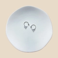 Dettaglio di piercing al capezzolo cuore con ali in argento su ceramica, gioielli in acciaio - Pendente a Cuore Alato (23071925)
