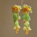 Dettaglio di orecchini vintage con rose gialle e nappe di perline verdi - Verde-Arancione (1# Perno in Argento)