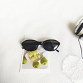 Gafas de sol ovales retro con montura negra y lentes oscuras para un estilo moderno - Negro y Gris