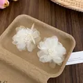 Orecchini a fiore in tulle bianco con perle in un vassoio regalo in stile naturale - Stile Stame in Tulle Leggero (1#)