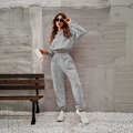 Tuta sportiva grigia chic da donna con felpa corta con cappuccio e pantaloni coordinati - S / Grigio chiaro